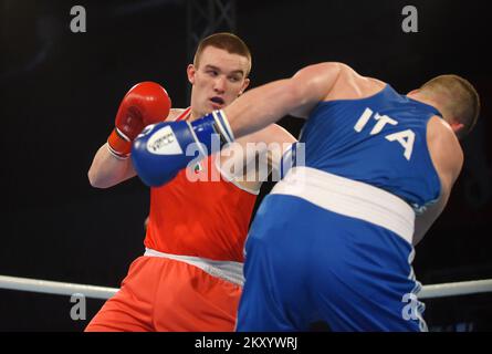 Jack Michael Marley aus Irland (rot) kämpft am 23. März 2022 in Porec (Kroatien) bei der EUBC U22 European Boxing Championships Heavyweight (86-92kg) in der Intersport Hall gegen Roberto Lizzi aus Italien (blau). Foto: Sasa Miljevic/PIXSELL Stockfoto