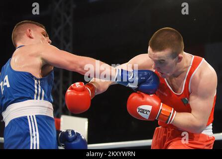 Jack Michael Marley aus Irland (rot) kämpft am 23. März 2022 in Porec (Kroatien) bei der EUBC U22 European Boxing Championships Heavyweight (86-92kg) in der Intersport Hall gegen Roberto Lizzi aus Italien (blau). Foto: Sasa Miljevic/PIXSELL Stockfoto