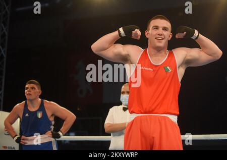 Jack Michael Marley aus Irland (rot) kämpft am 23. März 2022 in Porec (Kroatien) bei der EUBC U22 European Boxing Championships Heavyweight (86-92kg) in der Intersport Hall gegen Roberto Lizzi aus Italien (blau). Foto: Sasa Miljevic/PIXSELL Stockfoto