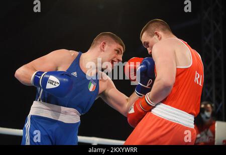 Jack Michael Marley aus Irland (rot) kämpft am 23. März 2022 in Porec (Kroatien) bei der EUBC U22 European Boxing Championships Heavyweight (86-92kg) in der Intersport Hall gegen Roberto Lizzi aus Italien (blau). Foto: Sasa Miljevic/PIXSELL Stockfoto