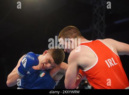 Jack Michael Marley aus Irland (rot) kämpft am 23. März 2022 in Porec (Kroatien) bei der EUBC U22 European Boxing Championships Heavyweight (86-92kg) in der Intersport Hall gegen Roberto Lizzi aus Italien (blau). Foto: Sasa Miljevic/PIXSELL Stockfoto