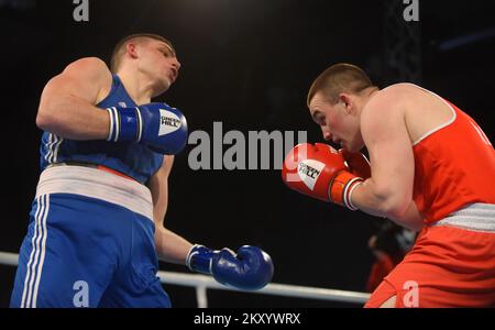 Jack Michael Marley aus Irland (rot) kämpft am 23. März 2022 in Porec (Kroatien) bei der EUBC U22 European Boxing Championships Heavyweight (86-92kg) in der Intersport Hall gegen Roberto Lizzi aus Italien (blau). Foto: Sasa Miljevic/PIXSELL Stockfoto