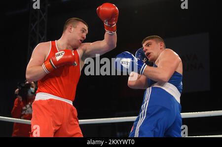 Jack Michael Marley aus Irland (rot) kämpft am 23. März 2022 in Porec (Kroatien) bei der EUBC U22 European Boxing Championships Heavyweight (86-92kg) in der Intersport Hall gegen Roberto Lizzi aus Italien (blau). Foto: Sasa Miljevic/PIXSELL Stockfoto