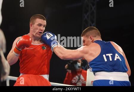 Jack Michael Marley aus Irland (rot) kämpft am 23. März 2022 in Porec (Kroatien) bei der EUBC U22 European Boxing Championships Heavyweight (86-92kg) in der Intersport Hall gegen Roberto Lizzi aus Italien (blau). Foto: Sasa Miljevic/PIXSELL Stockfoto