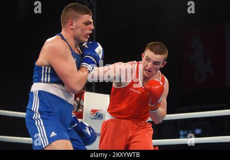 Jack Michael Marley aus Irland (rot) kämpft am 23. März 2022 in Porec (Kroatien) bei der EUBC U22 European Boxing Championships Heavyweight (86-92kg) in der Intersport Hall gegen Roberto Lizzi aus Italien (blau). Foto: Sasa Miljevic/PIXSELL Stockfoto