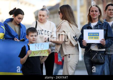 Am 24. März 2022 fand eine friedliche Parade zur Unterstützung des ukrainischen Volkes auf dem Platz Ban Josip Jelacic in Zagreb, Kroatien, statt. Zusammen mit Mitgliedern der ukrainischen Gemeinschaft in der Stadt Zagreb nahm Vasyl Kyrylych, der Botschafter der Ukraine in Kroatien, an der Parade Teil. Foto: Marin Tironi/PIXSELL Stockfoto