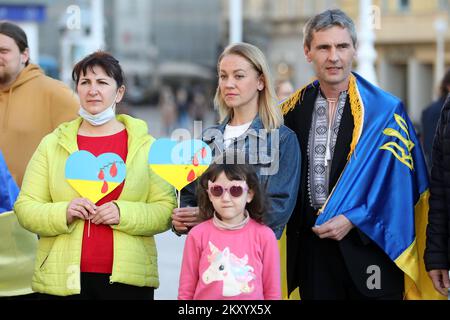 Am 24. März 2022 fand eine friedliche Parade zur Unterstützung des ukrainischen Volkes auf dem Platz Ban Josip Jelacic in Zagreb, Kroatien, statt. Zusammen mit Mitgliedern der ukrainischen Gemeinschaft in der Stadt Zagreb nahm Vasyl Kyrylych, der Botschafter der Ukraine in Kroatien, an der Parade Teil. Foto: Marin Tironi/PIXSELL Stockfoto