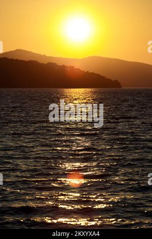 Ein Blick auf den magischen Sonnenuntergang auf Okrug Gornji. In der Nähe von Trogir, Kroatien am 24. März 2022. Foto: Miroslav Lelas/PIXSELL Stockfoto
