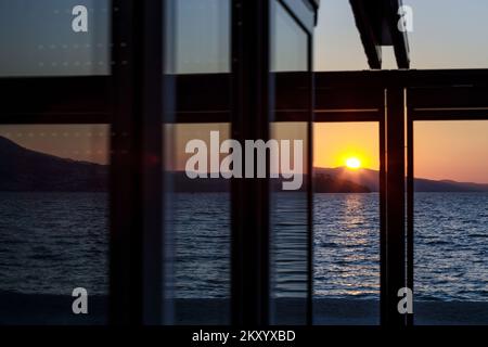 Ein Blick auf den magischen Sonnenuntergang auf Okrug Gornji. In der Nähe von Trogir, Kroatien am 24. März 2022. Foto: Miroslav Lelas/PIXSELL Stockfoto