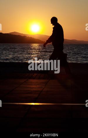Ein Blick auf den magischen Sonnenuntergang auf Okrug Gornji. In der Nähe von Trogir, Kroatien am 24. März 2022. Foto: Miroslav Lelas/PIXSELL Stockfoto