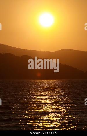 Ein Blick auf den magischen Sonnenuntergang auf Okrug Gornji. In der Nähe von Trogir, Kroatien am 24. März 2022. Foto: Miroslav Lelas/PIXSELL Stockfoto