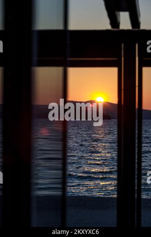 Ein Blick auf den magischen Sonnenuntergang auf Okrug Gornji. In der Nähe von Trogir, Kroatien am 24. März 2022. Foto: Miroslav Lelas/PIXSELL Stockfoto