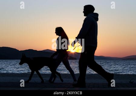 Ein Blick auf den magischen Sonnenuntergang auf Okrug Gornji. In der Nähe von Trogir, Kroatien am 24. März 2022. Foto: Miroslav Lelas/PIXSELL Stockfoto