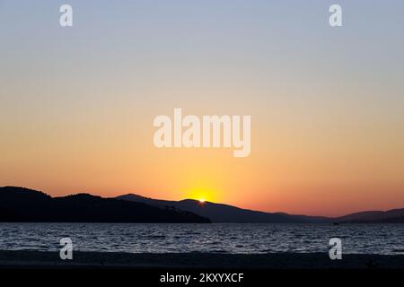 Ein Blick auf den magischen Sonnenuntergang auf Okrug Gornji. In der Nähe von Trogir, Kroatien am 24. März 2022. Foto: Miroslav Lelas/PIXSELL Stockfoto