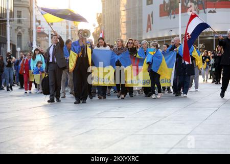 Am 24. März 2022 fand eine friedliche Parade zur Unterstützung des ukrainischen Volkes auf dem Platz Ban Josip Jelacic in Zagreb, Kroatien, statt. Zusammen mit Mitgliedern der ukrainischen Gemeinschaft in der Stadt Zagreb nahm Vasyl Kyrylych, der Botschafter der Ukraine in Kroatien, an der Parade Teil. Foto: Marin Tironi/PIXSELL Stockfoto