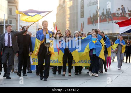 Am 24. März 2022 fand eine friedliche Parade zur Unterstützung des ukrainischen Volkes auf dem Platz Ban Josip Jelacic in Zagreb, Kroatien, statt. Zusammen mit Mitgliedern der ukrainischen Gemeinschaft in der Stadt Zagreb nahm Vasyl Kyrylych, der Botschafter der Ukraine in Kroatien, an der Parade Teil. Foto: Marin Tironi/PIXSELL Stockfoto