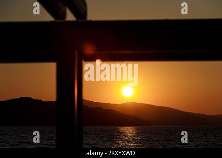 Ein Blick auf den magischen Sonnenuntergang auf Okrug Gornji. In der Nähe von Trogir, Kroatien am 24. März 2022. Foto: Miroslav Lelas/PIXSELL Stockfoto