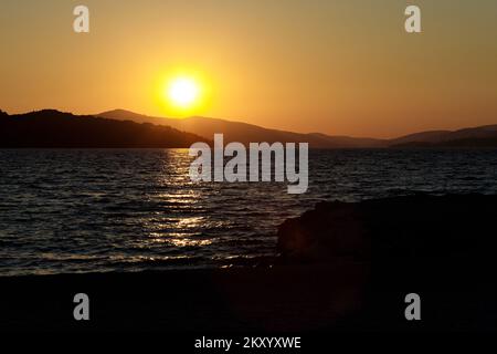 Ein Blick auf den magischen Sonnenuntergang auf Okrug Gornji. In der Nähe von Trogir, Kroatien am 24. März 2022. Foto: Miroslav Lelas/PIXSELL Stockfoto