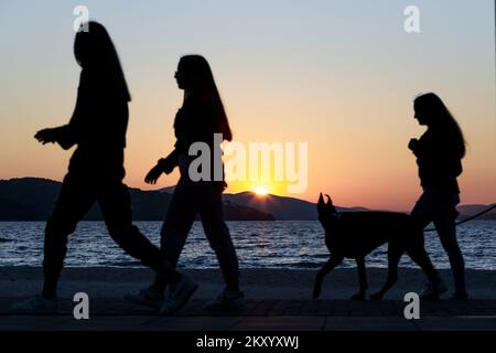 Ein Blick auf den magischen Sonnenuntergang auf Okrug Gornji. In der Nähe von Trogir, Kroatien am 24. März 2022. Foto: Miroslav Lelas/PIXSELL Stockfoto