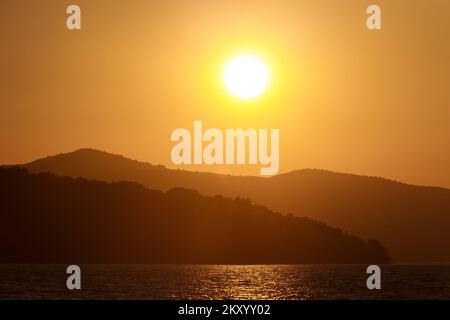 Ein Blick auf den magischen Sonnenuntergang auf Okrug Gornji. In der Nähe von Trogir, Kroatien am 24. März 2022. Foto: Miroslav Lelas/PIXSELL Stockfoto