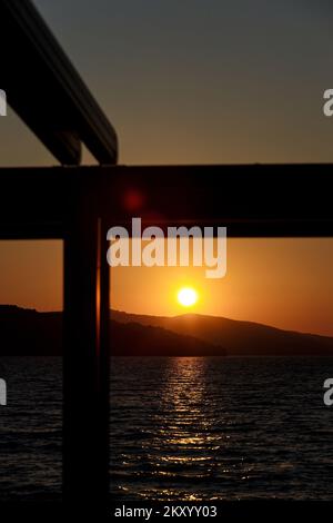 Ein Blick auf den magischen Sonnenuntergang auf Okrug Gornji. In der Nähe von Trogir, Kroatien am 24. März 2022. Foto: Miroslav Lelas/PIXSELL Stockfoto