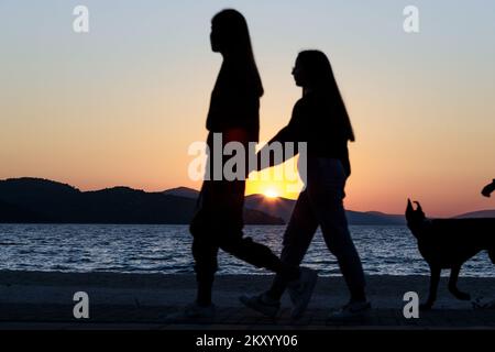 Ein Blick auf den magischen Sonnenuntergang auf Okrug Gornji. In der Nähe von Trogir, Kroatien am 24. März 2022. Foto: Miroslav Lelas/PIXSELL Stockfoto