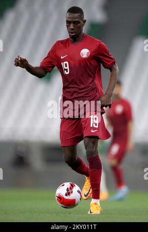 Almoez Ali aus Katar kontrolliert einen Ball während des internationalen Freundschaftsspiels zwischen Katar und Bulgarien im Education City Stadium am 26. März 2022 in Doha, Katar. Foto: Igor Kralj/PIXSELL Stockfoto