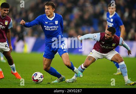 Tom Sang von Cardiff City und Douglas Luiz von Aston Villa während des Peter Whittingham Memorial Match im Cardiff City Stadium. Bilddatum: Mittwoch, 30. November 2022. Stockfoto