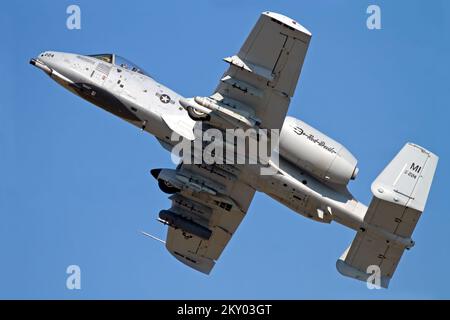 Ein 10 Thunderbolt Warthog US-Militärflugzeug während einer Flugdemonstration auf der 2017 Airshow London. Stockfoto