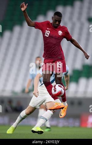 Almoez Ali aus Katar kontrolliert einen Ball während des internationalen Freundschaftsspiels zwischen Katar und Slowenien im Education City Stadium am 29. März 2022 in Doha, Katar. Foto: Igor Kralj/PIXSELL Stockfoto