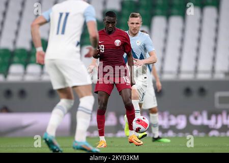 Almoez Ali aus Katar kontrolliert einen Ball während des internationalen Freundschaftsspiels zwischen Katar und Slowenien im Education City Stadium am 29. März 2022 in Doha, Katar. Foto: Igor Kralj/PIXSELL Stockfoto