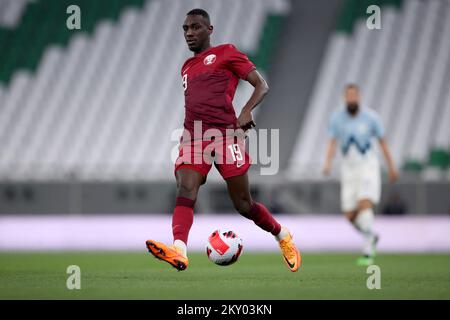 Almoez Ali aus Katar kontrolliert einen Ball während des internationalen Freundschaftsspiels zwischen Katar und Slowenien im Education City Stadium am 29. März 2022 in Doha, Katar. Foto: Igor Kralj/PIXSELL Stockfoto