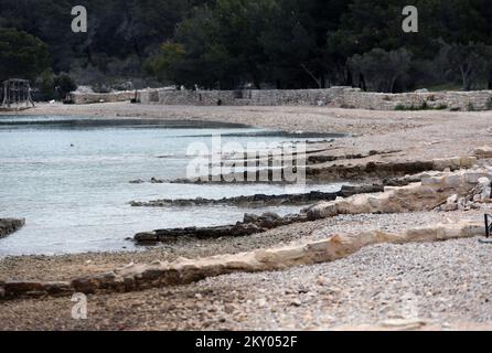 Die Überreste der antiken Siedlung Colentum sind auf dem Foto in Murter, Kroatien am 31. März 2022 zu sehen. Die römische Siedlung Colentum war angesichts der Überreste der Hafenanlagen auch eine Hafenstadt, aber das Gebiet Murter war auch für den Seeverkehr von großer Bedeutung. Überreste von Mosaiken deuten darauf hin, dass Colentum eine reiche Handelsstadt war. Im 15.. Jahrhundert schrieb ein prominenter sibenischer Bewohner Juraj Sizgoric über die Existenz einer antiken Stadt in dieser Position. Foto: Dusko Jaramaz/PIXSELL Stockfoto