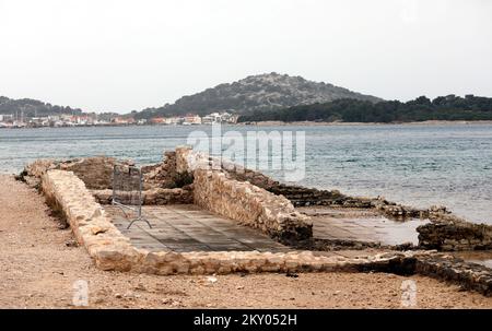 Die Überreste der antiken Siedlung Colentum sind auf dem Foto in Murter, Kroatien am 31. März 2022 zu sehen. Die römische Siedlung Colentum war angesichts der Überreste der Hafenanlagen auch eine Hafenstadt, aber das Gebiet Murter war auch für den Seeverkehr von großer Bedeutung. Überreste von Mosaiken deuten darauf hin, dass Colentum eine reiche Handelsstadt war. Im 15.. Jahrhundert schrieb ein prominenter sibenischer Bewohner Juraj Sizgoric über die Existenz einer antiken Stadt in dieser Position. Foto: Dusko Jaramaz/PIXSELL Stockfoto