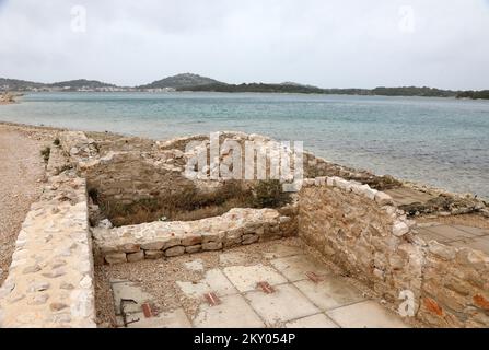 Die Überreste der antiken Siedlung Colentum sind auf dem Foto in Murter, Kroatien am 31. März 2022 zu sehen. Die römische Siedlung Colentum war angesichts der Überreste der Hafenanlagen auch eine Hafenstadt, aber das Gebiet Murter war auch für den Seeverkehr von großer Bedeutung. Überreste von Mosaiken deuten darauf hin, dass Colentum eine reiche Handelsstadt war. Im 15.. Jahrhundert schrieb ein prominenter sibenischer Bewohner Juraj Sizgoric über die Existenz einer antiken Stadt in dieser Position. Foto: Dusko Jaramaz/PIXSELL Stockfoto