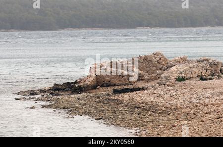 Die Überreste der antiken Siedlung Colentum sind auf dem Foto in Murter, Kroatien am 31. März 2022 zu sehen. Die römische Siedlung Colentum war angesichts der Überreste der Hafenanlagen auch eine Hafenstadt, aber das Gebiet Murter war auch für den Seeverkehr von großer Bedeutung. Überreste von Mosaiken deuten darauf hin, dass Colentum eine reiche Handelsstadt war. Im 15.. Jahrhundert schrieb ein prominenter sibenischer Bewohner Juraj Sizgoric über die Existenz einer antiken Stadt in dieser Position. Foto: Dusko Jaramaz/PIXSELL Stockfoto