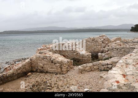 Die Überreste der antiken Siedlung Colentum sind auf dem Foto in Murter, Kroatien am 31. März 2022 zu sehen. Die römische Siedlung Colentum war angesichts der Überreste der Hafenanlagen auch eine Hafenstadt, aber das Gebiet Murter war auch für den Seeverkehr von großer Bedeutung. Überreste von Mosaiken deuten darauf hin, dass Colentum eine reiche Handelsstadt war. Im 15.. Jahrhundert schrieb ein prominenter sibenischer Bewohner Juraj Sizgoric über die Existenz einer antiken Stadt in dieser Position. Foto: Dusko Jaramaz/PIXSELL Stockfoto