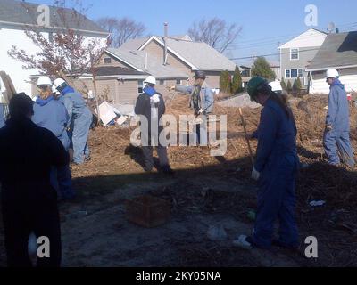 Union Beach, N.J., 14. November 2012 während Mitglieder des FEMA Corps die Gegend als Community Relations Specialist befragten, haben sie sich ebenfalls gemeldet und bei der Beseitigung von Trümmern geholfen. Hurrikan Sandy Aus New Jersey. Fotos zu Katastrophen- und Notfallmanagementprogrammen, Aktivitäten und Beamten Stockfoto