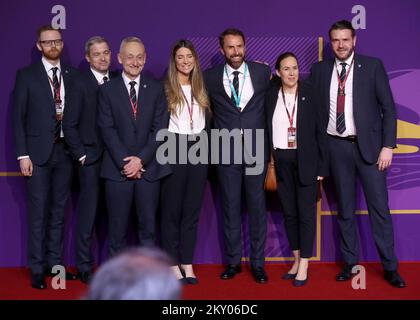 Englischer Manager Gareth Southgate (Mitte rechts) und Mitglieder der englischen Delegation treffen vor der FIFA-Weltmeisterschaft Katar 2022 im Doha Exhibition Center am 01. April 2022 in Doha, Katar, ein. Foto: Igor Kralj/PIXSELL Stockfoto