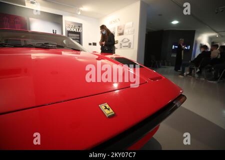 Das Ferrari-Logo, Cavallino Rampante oder Prancing Horse wird auf dem 1980 Ferrari 308 GTR während der Ausstellung La Grande Bellezza in der Galerie Kortil in Rijeka, Kroatien, am 06. April 2022 abgebildet. La Grande Bellezza ist eine Ausstellung, die dem italienischen Automotiv gewidmet ist. Foto: Goran Kovacic/PIXSELL Stockfoto