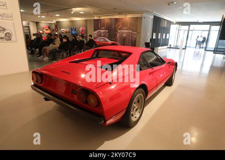 Der 1980 Ferrari 308 GTR wird am 06. April 2022 während der Ausstellung La Grande Bellezza in der Galerie Kortil in Rijeka (Kroatien) abgebildet. La Grande Bellezza ist eine Ausstellung, die dem italienischen Automotiv gewidmet ist. Foto: Goran Kovacic/PIXSELL Stockfoto