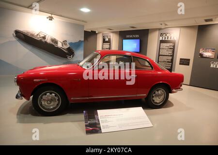 Das Logo von Alfa Romeo wird auf dem 1980 Ferrari 308 GTR während der Ausstellung La Grande Bellezza in der Galerie Kortil in Rijeka, Kroatien, am 06. April 2022 abgebildet. La Grande Bellezza ist eine Ausstellung, die dem italienischen Automotiv gewidmet ist. Foto: Goran Kovacic/PIXSELL Stockfoto