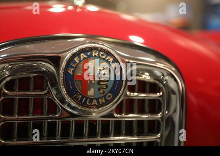 Das Logo von Alfa Romeo wird auf der 1954 Alfa Romeo Giulietta Sprint während der Ausstellung La Grande Bellezza in der Galerie Kortil in Rijeka, Kroatien, am 06. April 2022 abgebildet. La Grande Bellezza ist eine Ausstellung, die dem italienischen Automotiv gewidmet ist. Foto: Goran Kovacic/PIXSELL Stockfoto