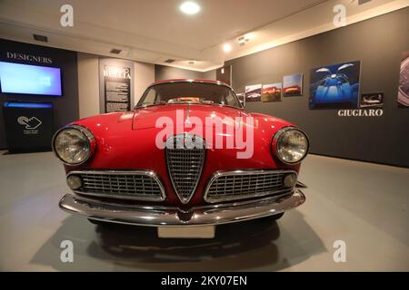 Das Logo von Alfa Romeo wird auf der 1954 Alfa Romeo Giulietta Sprint während der Ausstellung La Grande Bellezza in der Galerie Kortil in Rijeka, Kroatien, am 06. April 2022 abgebildet. La Grande Bellezza ist eine Ausstellung, die dem italienischen Automotiv gewidmet ist. Foto: Goran Kovacic/PIXSELL Stockfoto