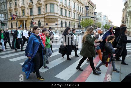 Mitglieder des Ministeriums für Magie spazieren in Kostümen durch die Stadt, um am 8. April 2022 in Zagreb, Kroatien, den Film „Fantastische Bestien: Die Geheimnisse von Dumbledore“ zu feiern. Foto: Emica Elvedji/PIXSELL Stockfoto