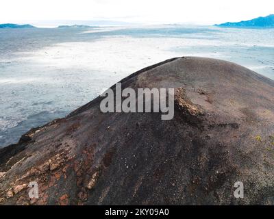 Aus der Vogelperspektive auf den Gipfel des Vulkans irgendwo in Island Stockfoto