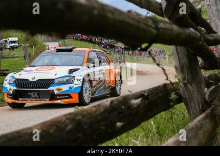 ZAGREB, KROATIEN - APRIL 23: Christopher Ingram von Großbritannien und Craig Drew von Großbritannien in ihrem Christopher Ingram Skoda Fabia EVO während des dritten Tages der FIA-Weltmeisterschaft Kroatien am 22. April 2022 in Zagreb, Kroatien. Foto: Luka Stanzl/PIXSELL Stockfoto