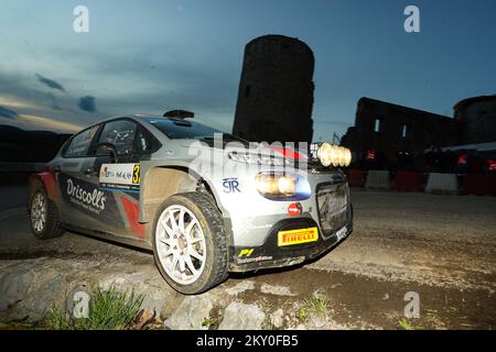 DUGA RESA, KROATIEN – APRIL 23: Sean Johnston aus den USA und Alexander Kihurani aus den USA in ihrem Sainteloc Junior Team Citroen C3 an Tag 3 der FIA World Rally Championship Kroatien am 22. April 2022 in Duga Resa, Kroatien. Foto: Luka Stanzl/PIXSELL Stockfoto