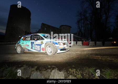 DUGA RESA, KROATIEN – APRIL 23: Filippo Marchino und Roberto Briani aus Italien treten am 3. Tag der FIA-Weltmeisterschaft Kroatien am 22. April 2022 in Duga Resa, Kroatien, in ihren Filippo Marchino Skoda Fabia gegeneinander an. Foto: Luka Stanzl/PIXSELL Stockfoto