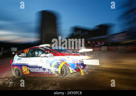 DUGA RESA, KROATIEN – APRIL 23: Sami Pajari aus Finnland und Enni Malonen aus Finnland treten am dritten Tag der FIA-Weltmeisterschaft Kroatien am 22. April 2022 in Duga Resa, Kroatien, an ihren Sami Pajari Ford Fiesta Rally3 an. Foto: Luka Stanzl/PIXSELL Stockfoto